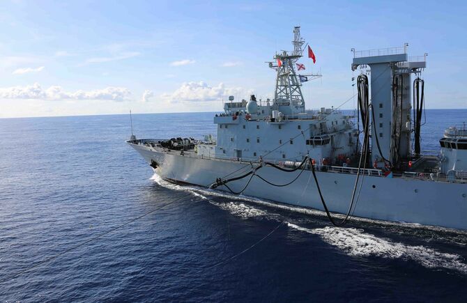 中国海軍の補給艦「潮湖」