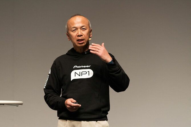 「NP1」の記者発表会で話す矢原社長。「プラットフォームを目指す」と野心的な目標を掲げた