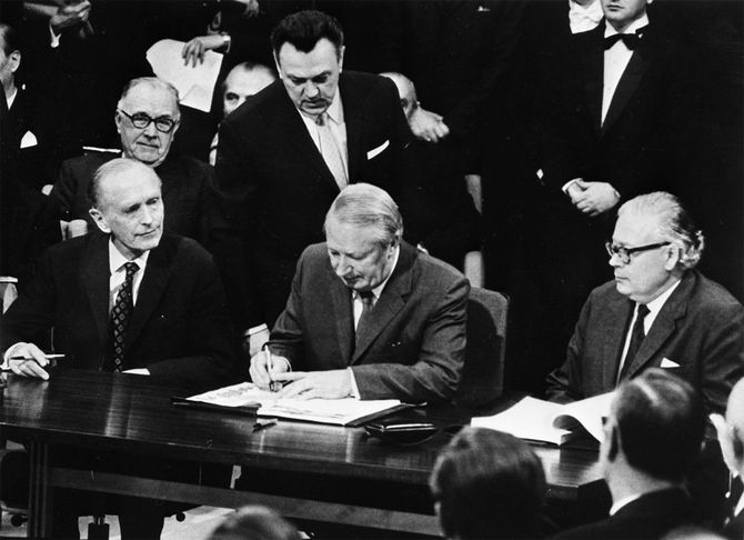 1972年1月22日、ベルギー・ブリュッセルのエグモント宮殿で、ECの共同市場条約に調印するエドワード・ヒース英首相（当時、前列中央）。この翌年、イギリスのECへの加盟が実現した。