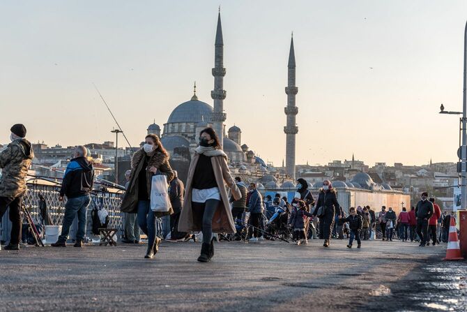 2020年11月16日、イスタンブールの街をマスクをして歩く人々