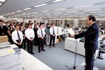 人類の平和と幸福に寄与するなど、会社の基本方針を示した「綱領」「信条」を全員で唱和する。