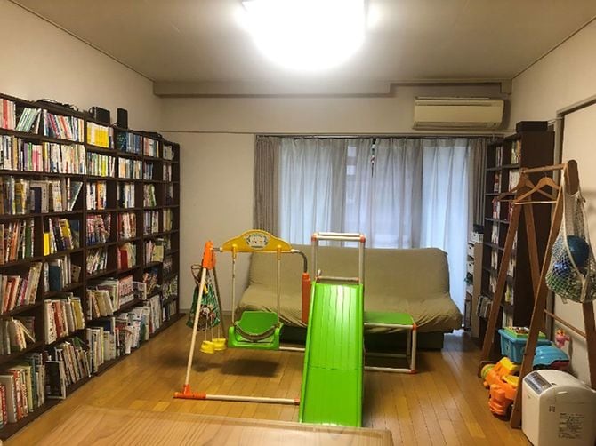 リビングでは、ソファーに座って自然に本を手に取りやすい環境をつくっている。