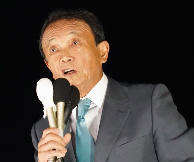 2021年10月23日、金沢文庫駅西口で街頭演説を行う麻生太郎氏