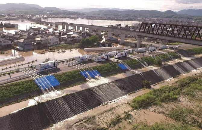 ポンプ車で、まちの中に溜まった水を抜いている貴重な記録