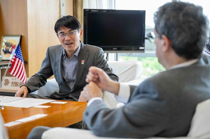 ジェイソン・クーバス米総領事の言葉に反応を示す、奈良県の山下真知事