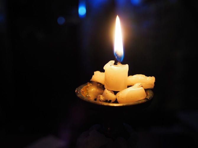 暗い店内を、ろうそくの明かりが照らしていた