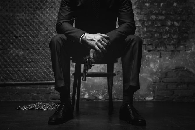 銃を持った不気味で上品な紳士