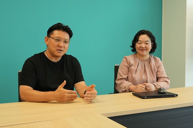 （右）シャークニンジャ合同会社　プロダクトマーケティングディレクター　長瀬陽子さん、（左）同　シニアマネージャー　ジャッキー・チャンさん。