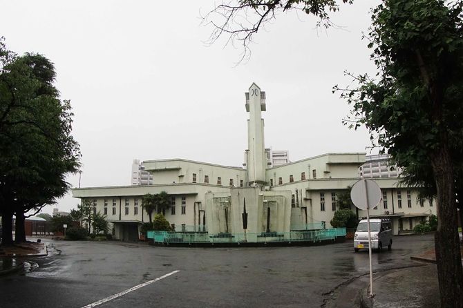 東京拘置所のエントランス（2019年6月10日）。この施設は、窓に鉄格子がなく、光沢のある床と最新の医療機器を備えている。被告人を無期限に拘束して自白を促す「人質司法」の道具だとする批判に反論するため、この日、ジャーナリストにすべてが公開された。