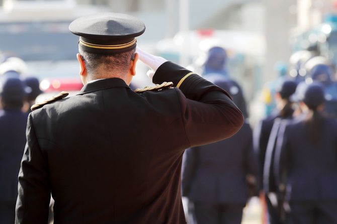 敬礼する警察官