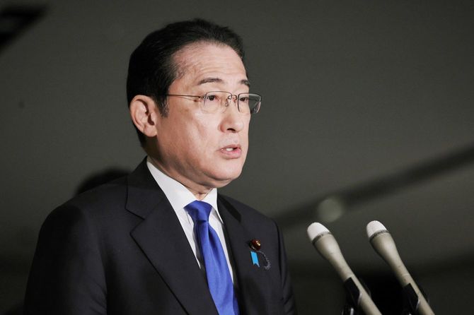 記者団の取材に応じる岸田文雄首相＝2024年4月4日、首相官邸