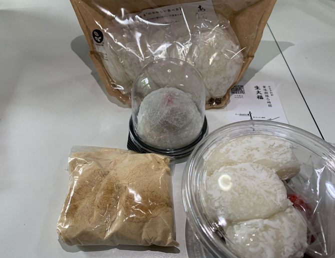 上　電気餅そのまま　900円（税込）、中　夏苺の生大福　580円、下　2色の生餅ぜんざいセット　780円