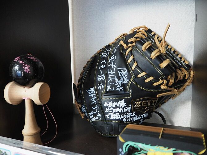 仲間からのメッセージが書かれた“グローブ”　樺嵯斗さんの部屋で