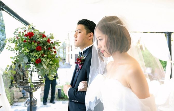 若いカップルの結婚式