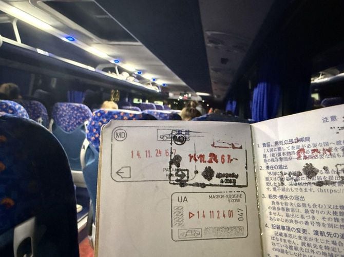 モルドバとウクライナの国境検問所に着いてバスの車内でパスポートチェック