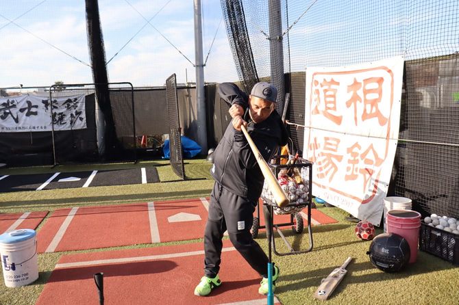 横方向でバットを当てるよりも、下からバットを振り上げる「バーティカルスイング」の方がボールとバットが当たる面積が大きい