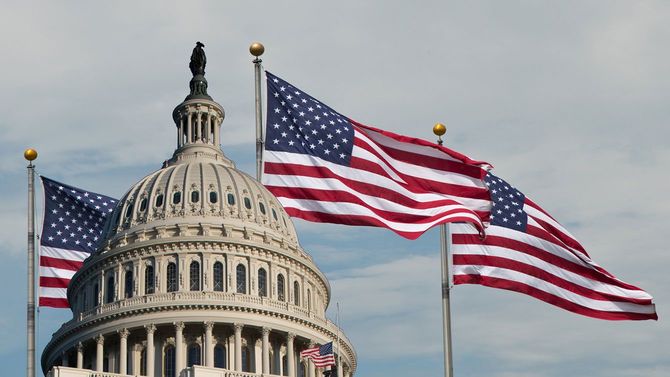アメリカ合衆国議会議事堂とアメリカ国旗