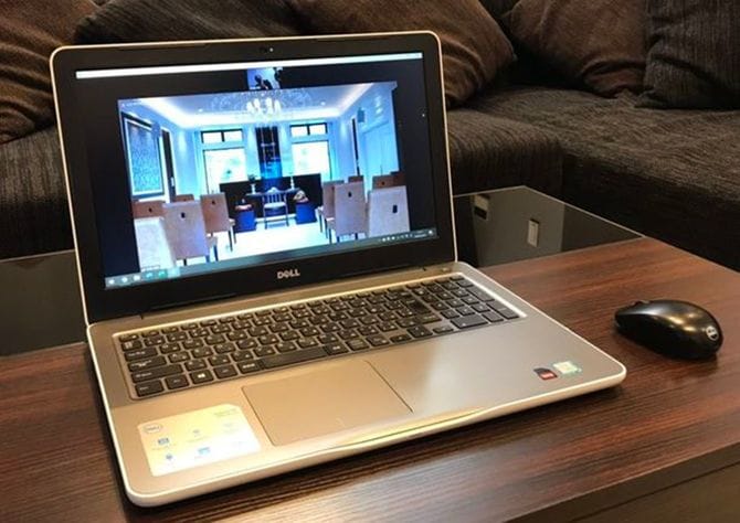 遠隔地にいる人もパソコンから葬儀の様子を見ることができる。