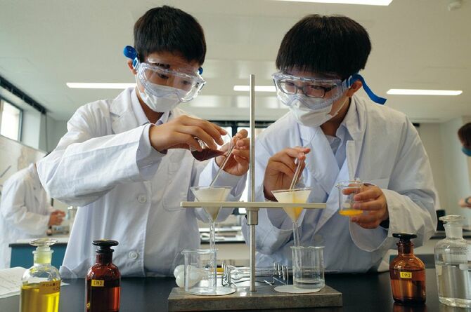 サイエンスセンターで実験中の中1生