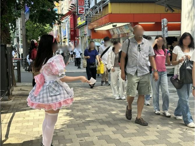 メイド姿の女性たちがビラ配りをしていた