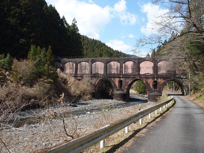 ダムとダムをつないで水を効率的に使うための導水橋(川根本町)