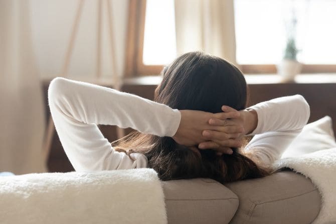ソファでリラックスする女性の後ろ姿