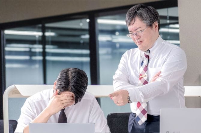 叱る上司と落ち込む部下