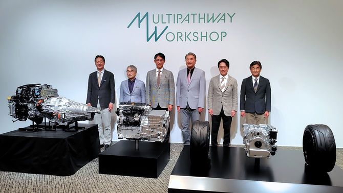 5月28日、トヨタの佐藤恒治CEO(左から3番目)、マツダの毛籠勝弘CEO(右から2番目)、スバルの大崎篤CEO(左端)らが一堂に会し、電動化時代に向けた自動車の新たな開発方向性を示した「マルチパスウェイ ワークショップ」。