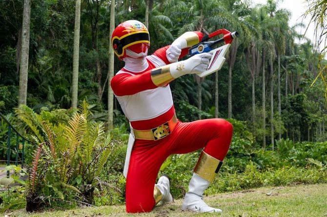 日本製特撮コスプレ専門家に作ってもらったヘルメットとカーニバルの衣装製作者につくってもらったコスチューム