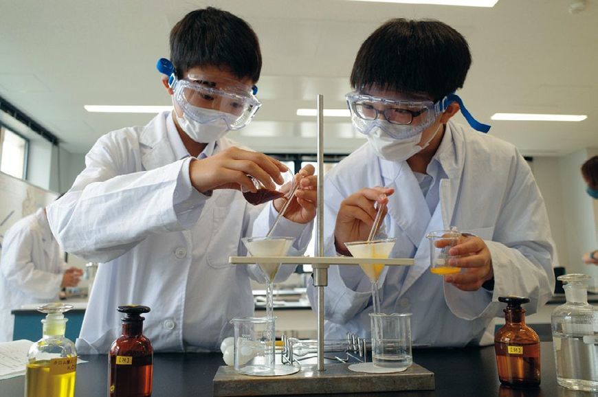 サイエンスセンターで実験中の中1生